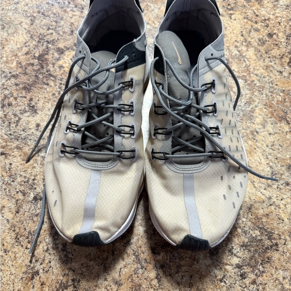 Nike Men's Beige and Gray Athletic Shoes